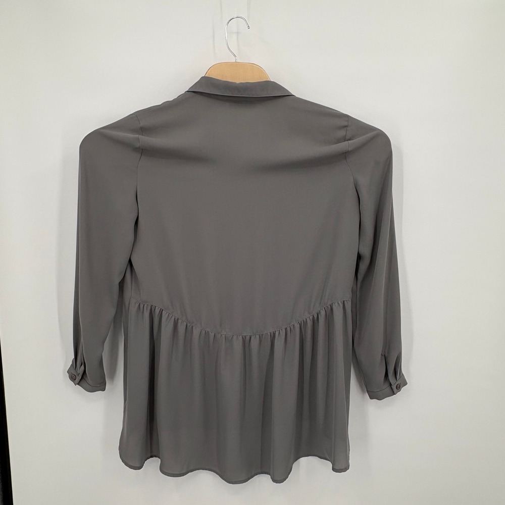 Susan Graver Womens Gray Peplum Back Button Down Blouse Size 8 Long Sleeve Top - Picture 2 of 11